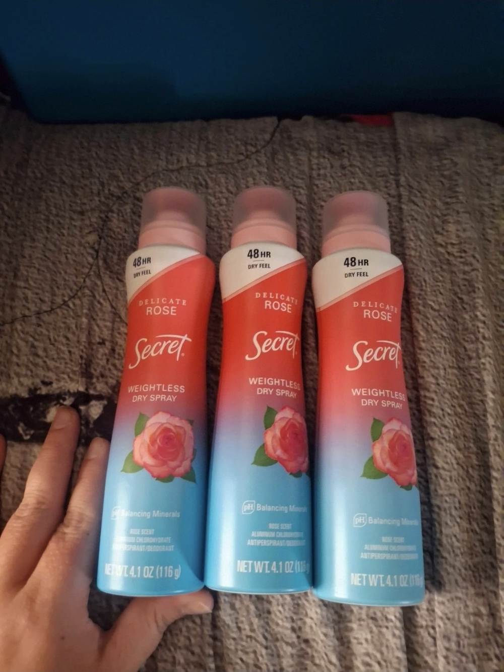 Delicate Rose Weightless Dry Spray Antiperspirant - Pink/Blue
